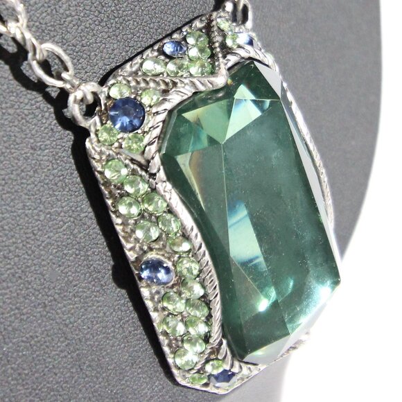 NWT Chico's Silver Tone Necklace with a Large Green Rhinestone - Picture 4 of 8